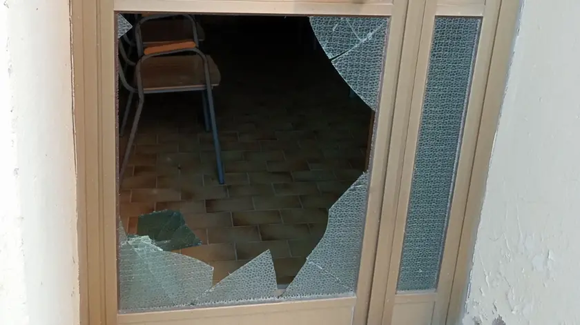 La porta d'ingresso all'edificio della parrocchia di Valdpobbiadene presa a calci dai vandali