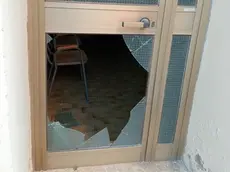 La porta d'ingresso all'edificio della parrocchia di Valdpobbiadene presa a calci dai vandali