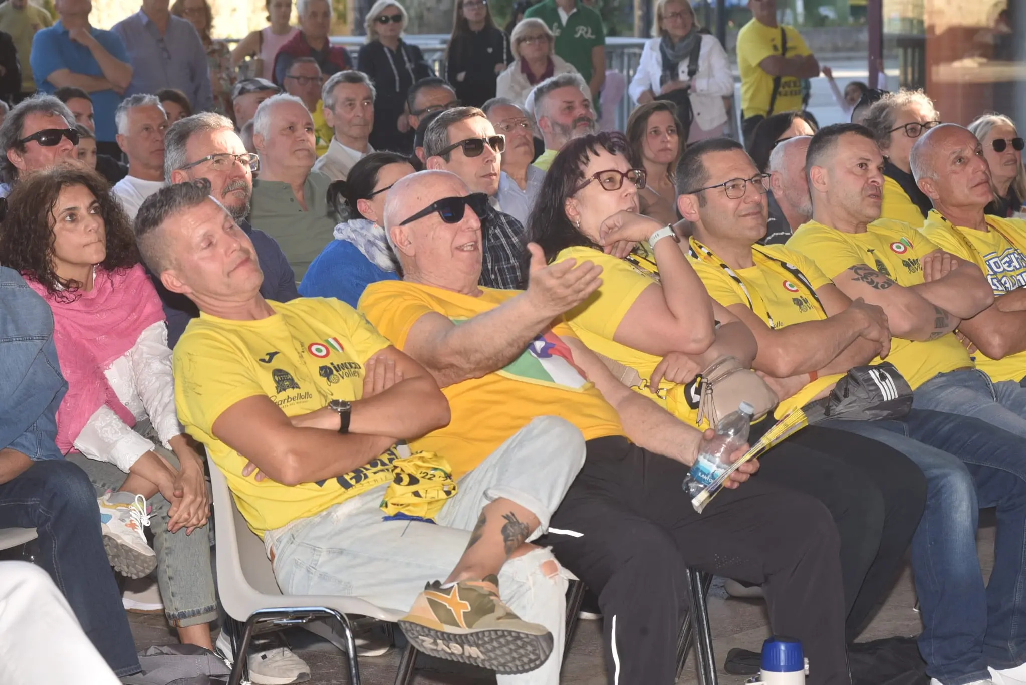 La delusione dei tifosi davanti al maxi schermo del biscione di conegliano. Foto Cavicchi