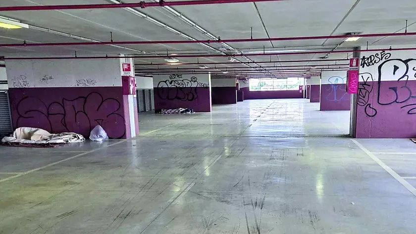 Due giacigli al sesto piano del parcheggio Dal Negro di via Venier, sono stati preparati dopo lo sgombero del 16 aprile scorso. I migranti sono, quindi, tornati al park