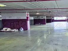 Due giacigli al sesto piano del parcheggio Dal Negro di via Venier, sono stati preparati dopo lo sgombero del 16 aprile scorso. I migranti sono, quindi, tornati al park
