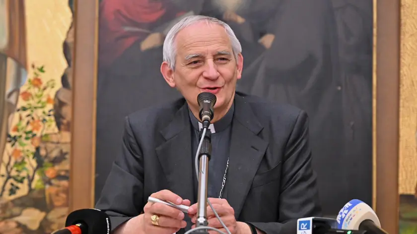 Il Cardinale Matteo Maria Zuppi a Gemona, durante la conferenza stampa (Foto Petrussi)