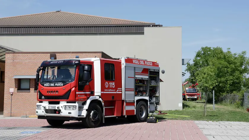 I pompieri al lavoro alla palestra di Campocroce