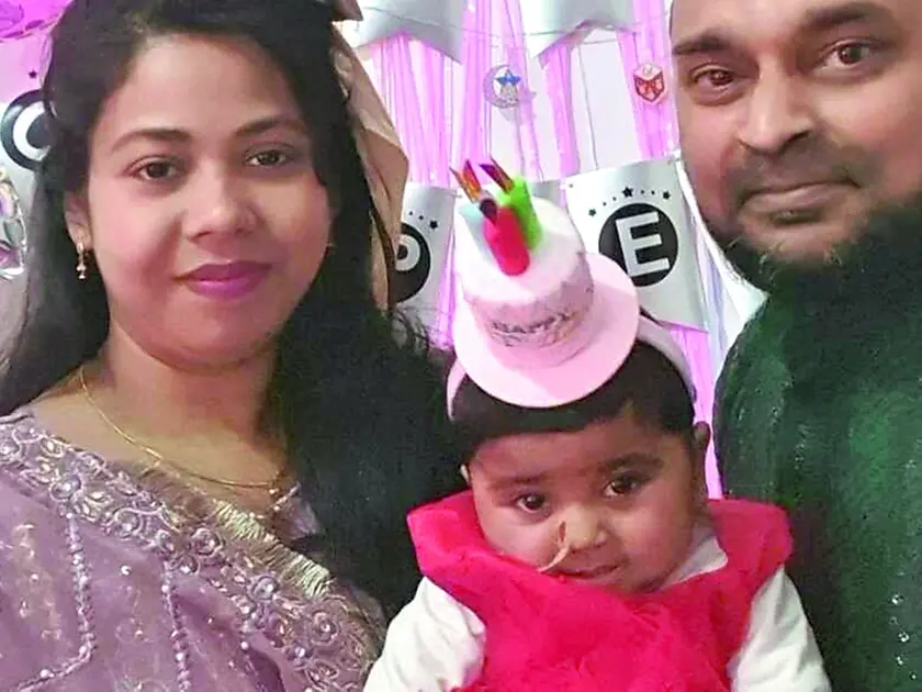 Il primo e unico compleanno della piccola Sidratul, stretta nell’abbraccio dei genitori Jhuma e Sayeed: la bambina è morta in culla a 13 mesi