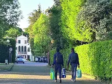 L’arrivo dei migranti all’hotel di Monastier ormai due settimane fa