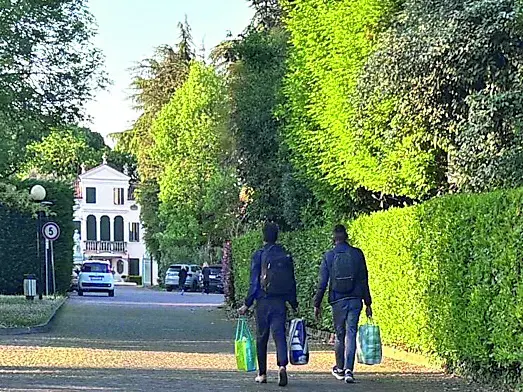 L’arrivo dei migranti all’hotel di Monastier ormai due settimane fa