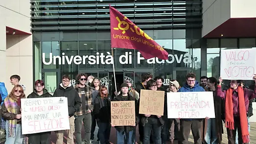 Una protesta degli studenti contro la riforma Bernini sull'accesso a Medicina