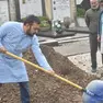 Il papà scava la tomba della figlia