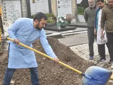 Il papà scava la tomba della figlia