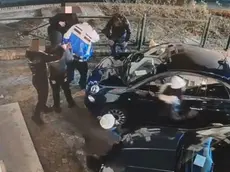 Un frame del video che ha ripreso l’aggressione a Francesco Favaretto (al centro con il giubbotto bianco e blu) in via Castelmenardo