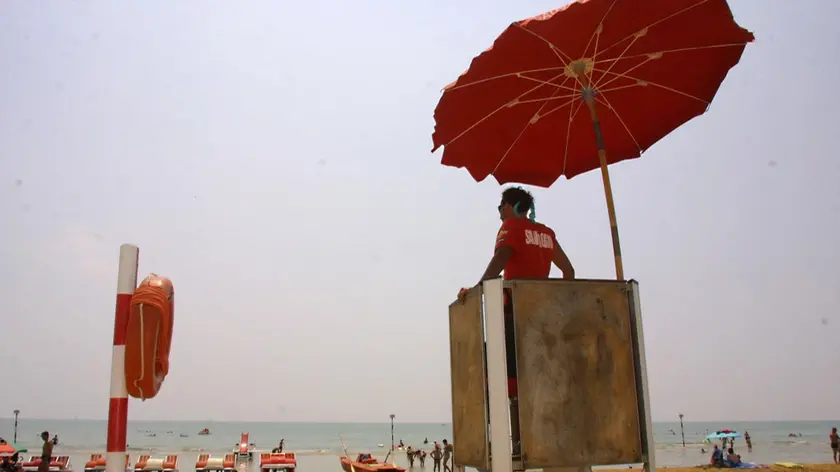 Un bagnino in spiaggia