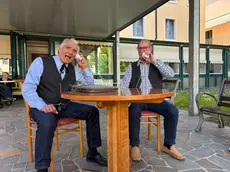 Maurizio Meneguz e Renzo Bianchin durante il cabaret in casa di riposo