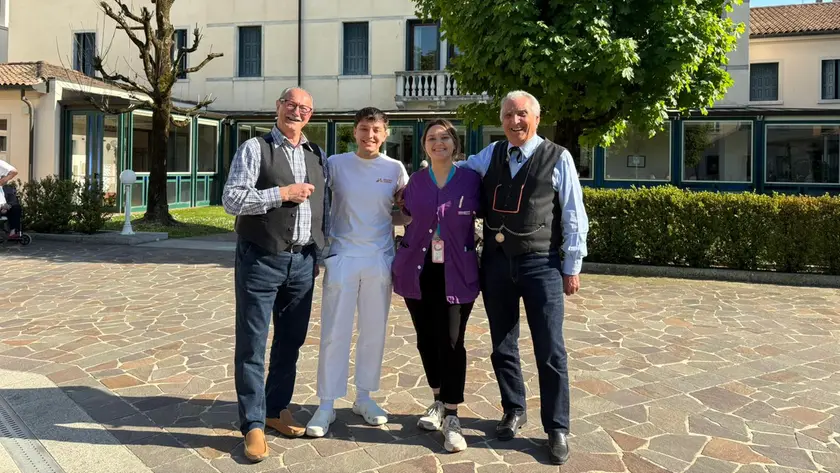 Renzo Bianchin, l'oss Alberto Bencivenga, la psicologa Aurora Cancellara e Maurizio Meneguz dopo il cabaret