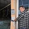 Roberto Catto davanti al suo negozio Crazy Star devastato dai ladri di biciclette