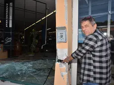 Roberto Catto davanti al suo negozio Crazy Star devastato dai ladri di biciclette