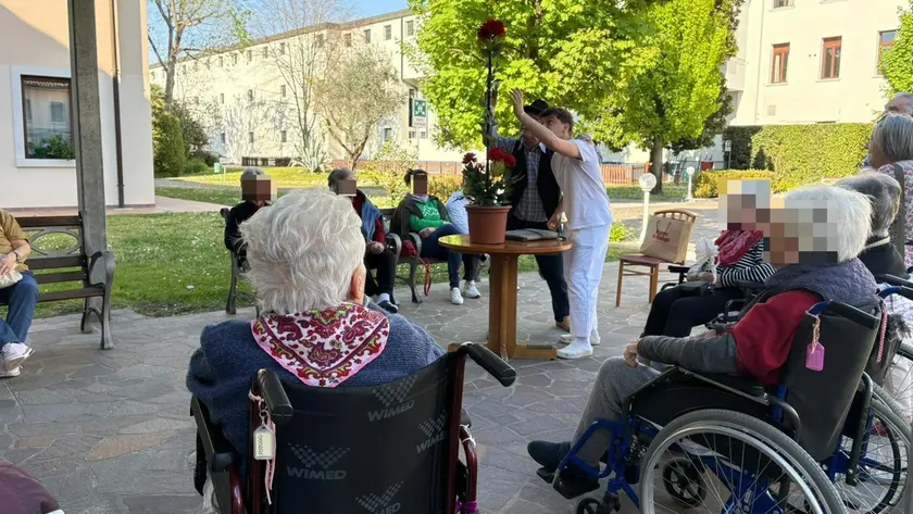Il trucco di magia durante il cabaret nella casa di riposo Suore Francescane a Treviso