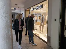 Le nuove vetrine di Falconeri al posto di De Pol