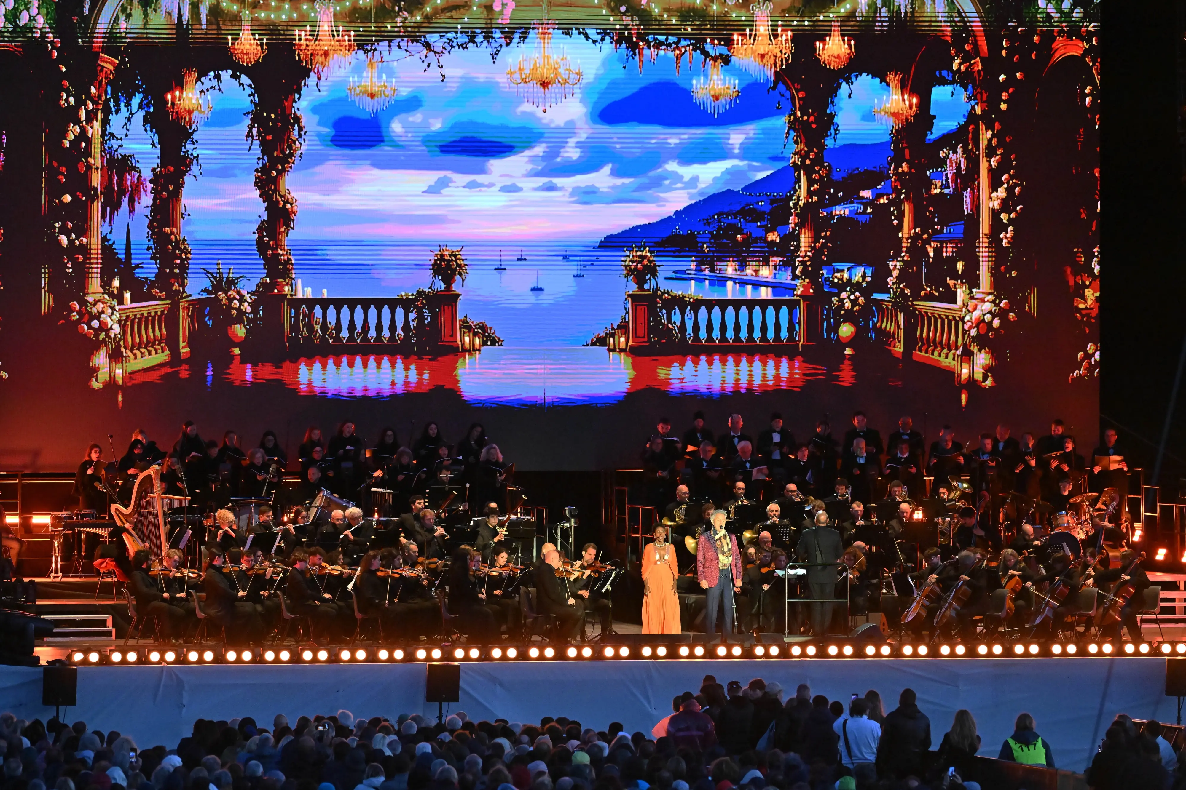 Andrea Bocelli ha incantato il pubblico con un concerto evento inserito nel tour celebrativo dei trent’anni di “Romanza”, l’album che ha portato la musica italiana nel mondo. Davanti a 15 mila spettatori, il tenore ha emozionato con il suo timbro inconfondibile e un repertorio capace di attraversare generazioni. Ad aprire la serata, tra lunghi applausi, la celebre “Di quella Pira” dal Trovatore di Giuseppe Verdi. Sul palco insieme a Bocelli anche i solisti Mariam Battistelli, Cecille, Dean Murphy e Andrea Griminelli, accompagnati dall’orchestra diretta da Marcello Rota (Foto Petrussi)
