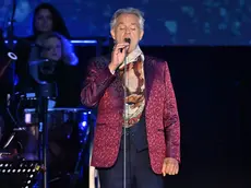 Andrea Bocelli ha incantato il pubblico con un concerto evento inserito nel tour celebrativo dei trent’anni di “Romanza”, l’album che ha portato la musica italiana nel mondo. Davanti a 15 mila spettatori, il tenore ha emozionato con il suo timbro inconfondibile e un repertorio capace di attraversare generazioni. Ad aprire la serata, tra lunghi applausi, la celebre “Di quella Pira” dal Trovatore di Giuseppe Verdi. Sul palco insieme a Bocelli anche i solisti Mariam Battistelli, Cecille, Dean Murphy e Andrea Griminelli, accompagnati dall’orchestra diretta da Marcello Rota (Foto Petrussi)