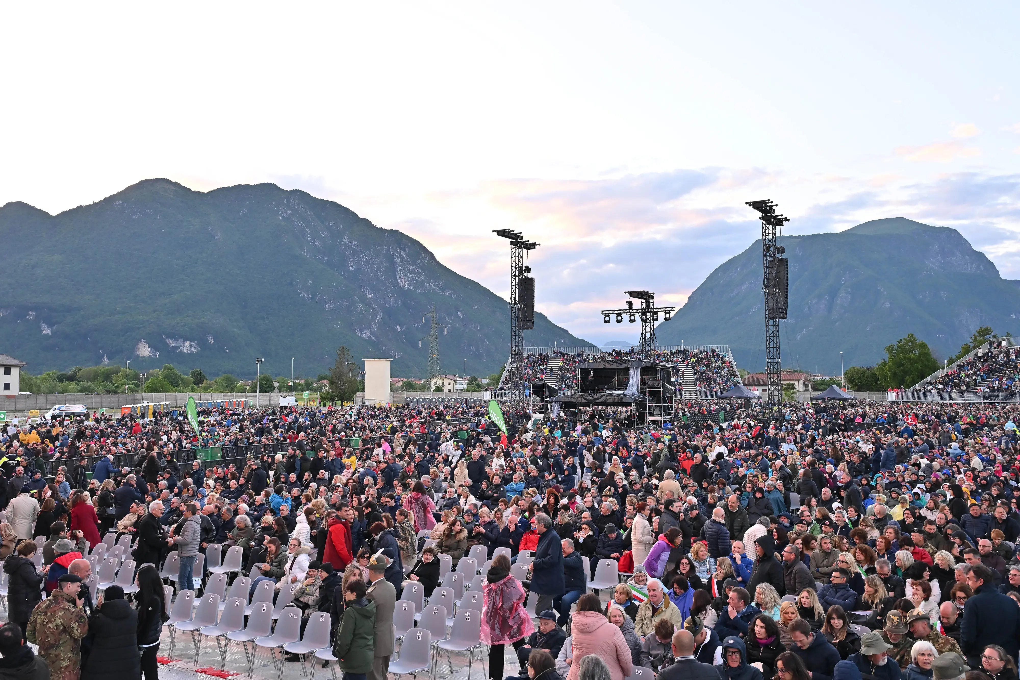 Andrea Bocelli ha incantato il pubblico con un concerto evento inserito nel tour celebrativo dei trent’anni di “Romanza”, l’album che ha portato la musica italiana nel mondo. Davanti a 15 mila spettatori, il tenore ha emozionato con il suo timbro inconfondibile e un repertorio capace di attraversare generazioni. Ad aprire la serata, tra lunghi applausi, la celebre “Di quella Pira” dal Trovatore di Giuseppe Verdi. Sul palco insieme a Bocelli anche i solisti Mariam Battistelli, Cecille, Dean Murphy e Andrea Griminelli, accompagnati dall’orchestra diretta da Marcello Rota (Foto Petrussi)