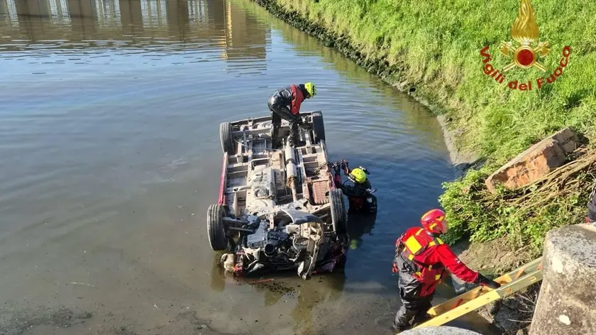 Il fugone ribaltato nel canale a Chioggia