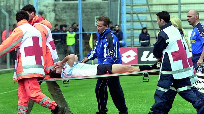 Munarolo in campo con Roberto Chiappara del Treviso dopo un infortunio