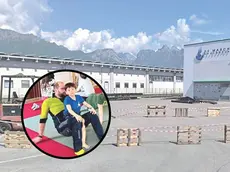Nella foto grande l’area del piazzale della De March meccanica posta sotto sequestro. Nel tondo, Papà Gabriele De March con il piccolo Lucas
