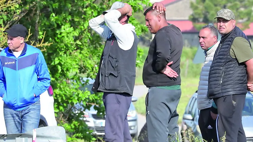 Alcuni connazionali delle tre vittime arrivate a Ca’ Lino dai paesi vicini. FOTO pòrcile