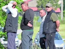 Alcuni connazionali delle tre vittime arrivate a Ca’ Lino dai paesi vicini. FOTO pòrcile
