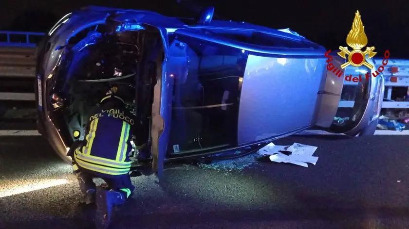 L'auto ribaltata in A27