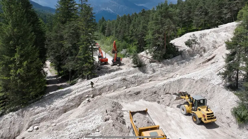 La Statale di Alemagna completamente invasa dai detriti venuti giù dalla Marcora (foto Pòrcile)