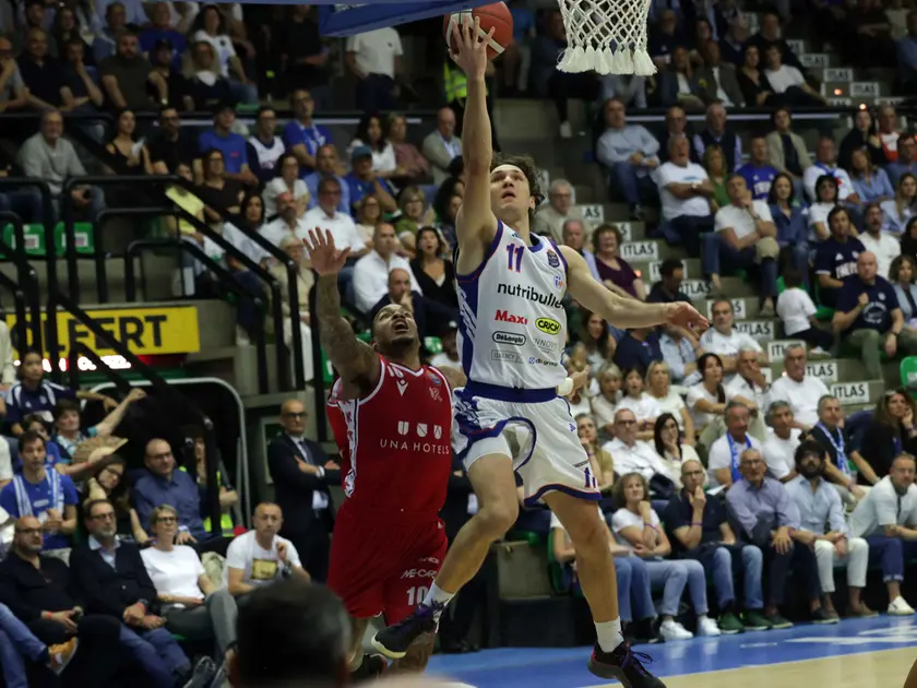 Federico Miaschi arriva al ferro: Treviso Basket batte Reggio Emilia