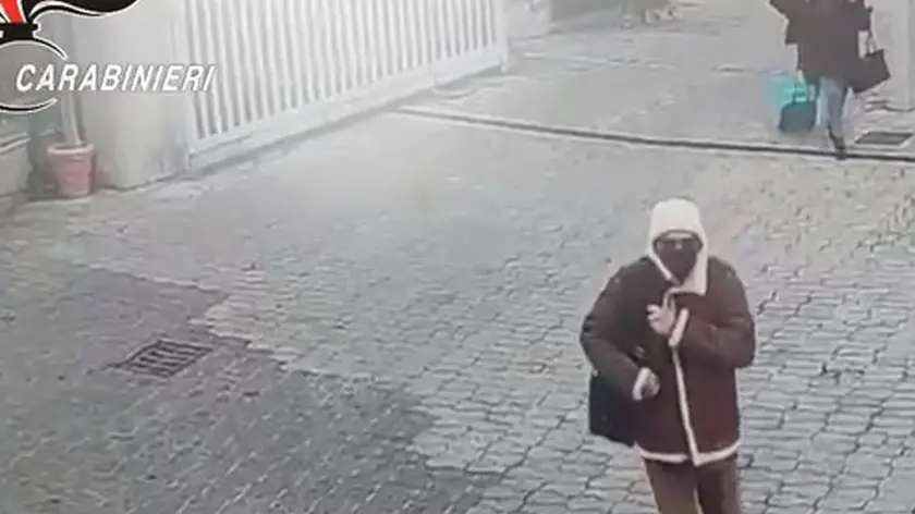 Un frame tratto da un video dei Carabinieri che mostra Matteo Messina Denaro mentre entra nella clinica privata palermitana La Maddalena, 17 gennaio 2023. NPK ANSA / Carabinieri +++ ANSA PROVIDES ACCESS TO THIS HANDOUT PHOTO TO BE USED SOLELY TO ILLUSTRATE NEWS REPORTING OR COMMENTARY ON THE FACTS OR EVENTS DEPICTED IN THIS IMAGE: NO ARCHIVING: NO LICENSING +++
