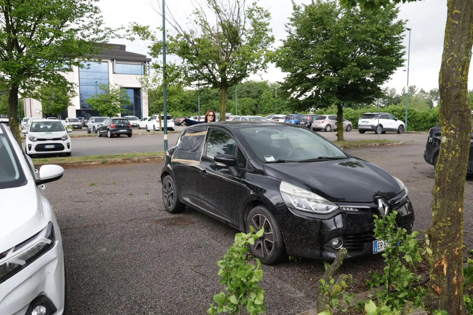 Le auto danneggiate nel parcheggio a Villorba