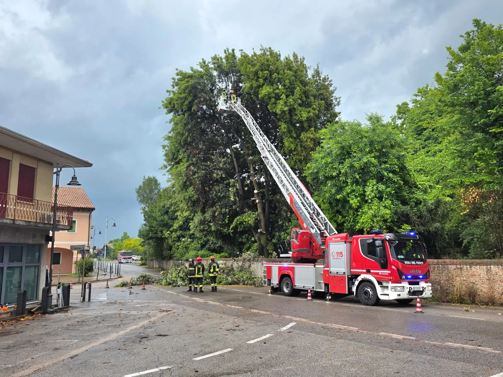 L'intervento dei vigili del fuoco a Musano, frazione di Trevignano