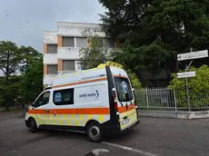 Un'ambulanza davanti al De Gironcoli di Conegliano