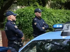 Agenti di polizia fuori dalla villa