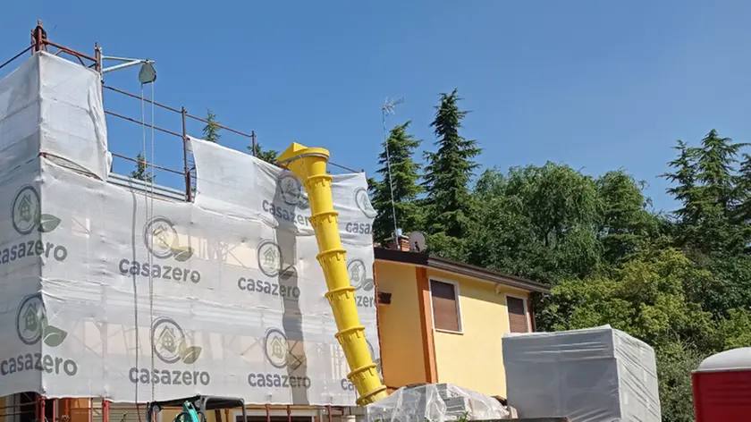 TREVISO - UN CANTIERE CON LE IMPALCATURE DELLA SOCIETA' CASA ZERO DI NERVESA DELLA BATTAGLIA