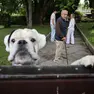 Il cane al cancello della villa con Ezio Colombo e la figlia Olimpia