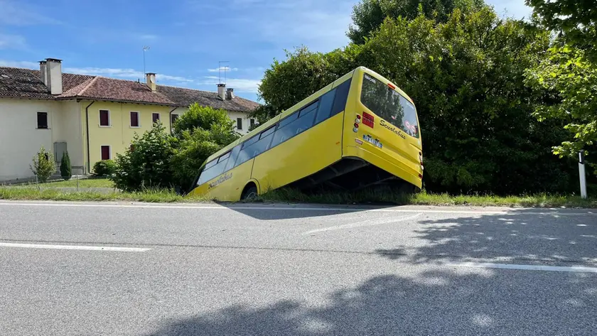 Scuolabus finisce in un fossato