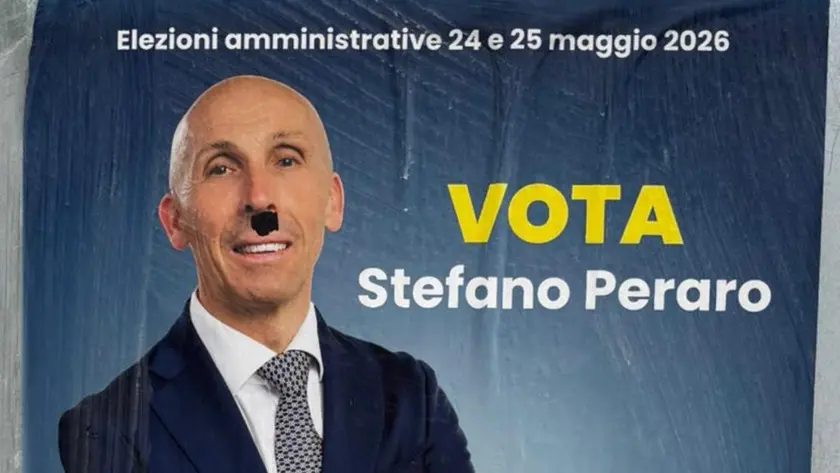 Il manifesto di Peraro deturpato durante la notte