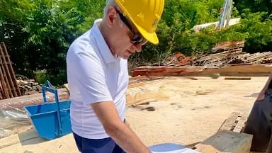 Luca Pozzobon al lavoro in cantiere