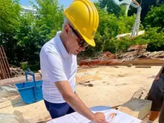 Luca Pozzobon al lavoro in cantiere
