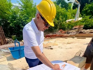 Luca Pozzobon al lavoro in cantiere