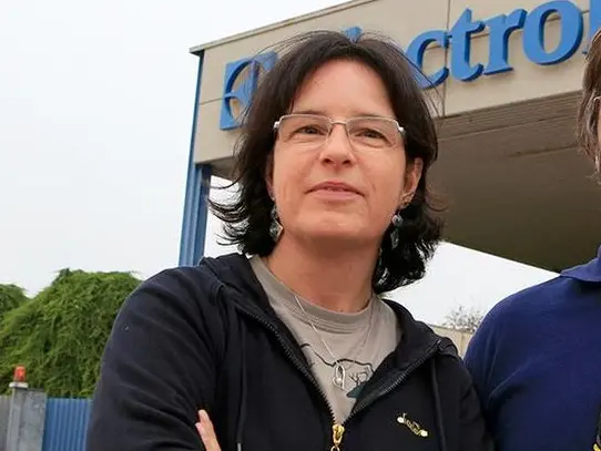 Paola Morandin, militante della Fiom Cgil e ripetutamente delegata, all’esterno dello dello stabilimento di Susegana