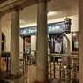 L’ingresso del pub e uno dei gestori dopo la serata movimentata