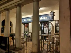 L’ingresso del pub e uno dei gestori dopo la serata movimentata