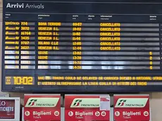 Il tabellone della stazione di Trieste: uno scenario pronto a ripetersi (archivio Lasorte)