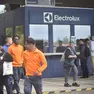 Dipendenti Electrolux all'uscita dallo stabilimento di Susegana