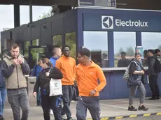 Dipendenti Electrolux all'uscita dallo stabilimento di Susegana